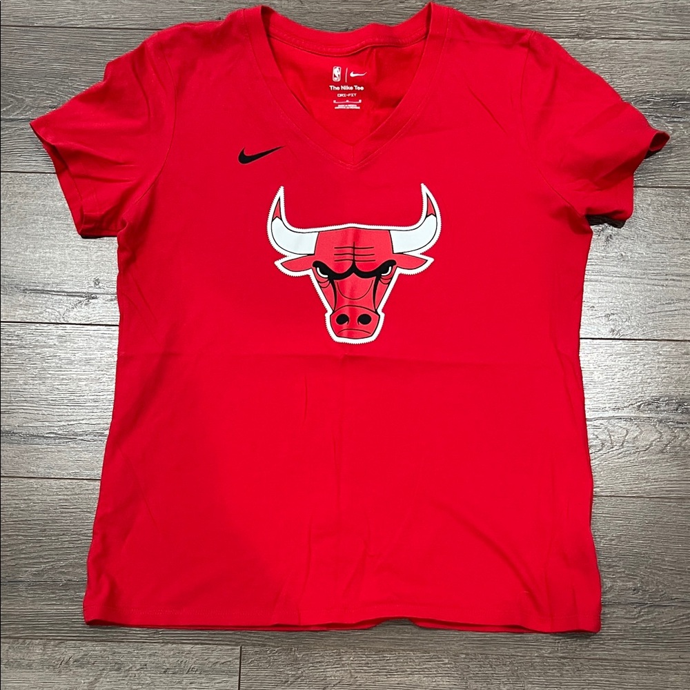 Nike Red Chicago Bulls Logo V-Neck T-Shirt. Women’s size M